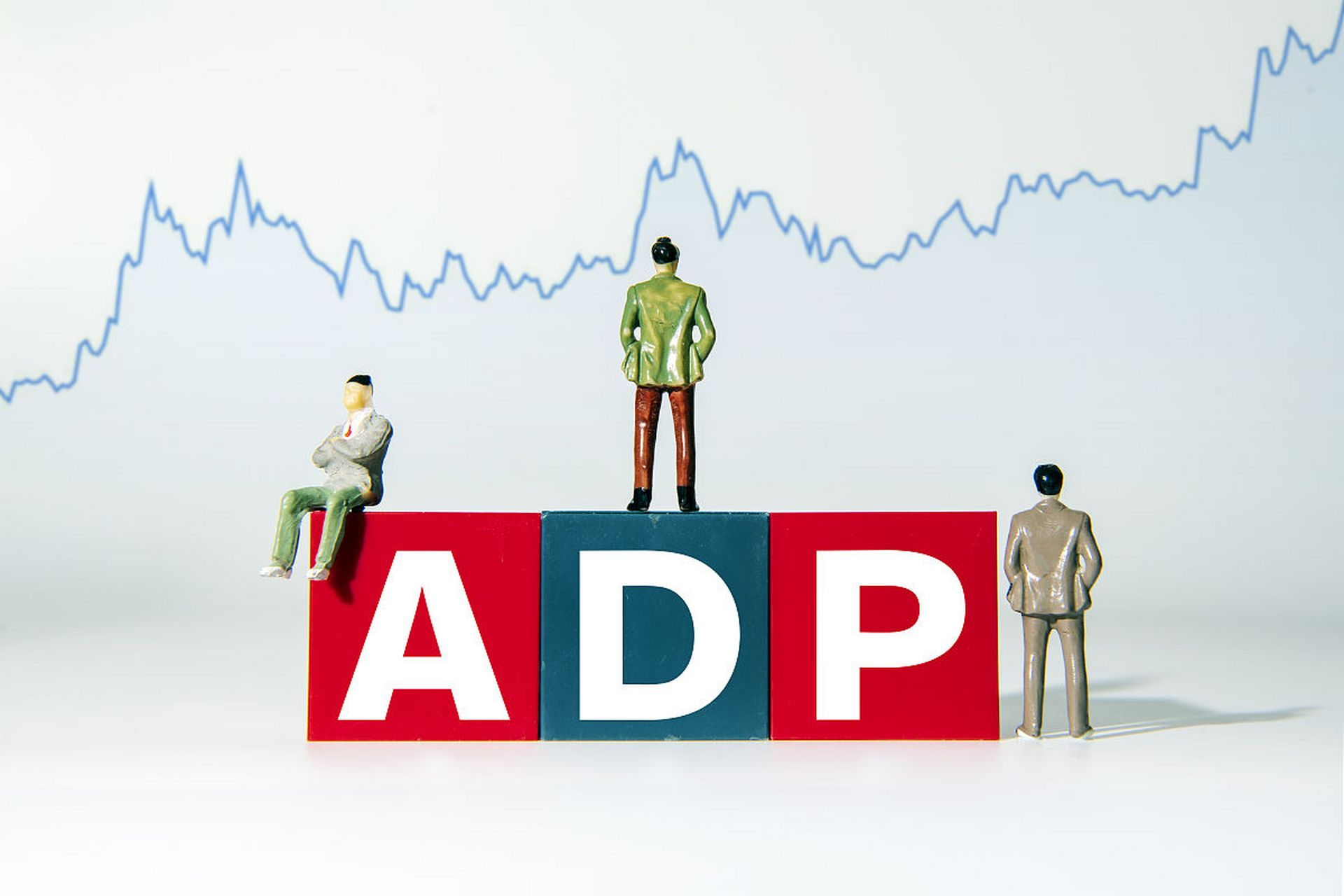 ADP与GDP数据冰火两重天！黄金美元上演极限拉扯，多空博弈白热化